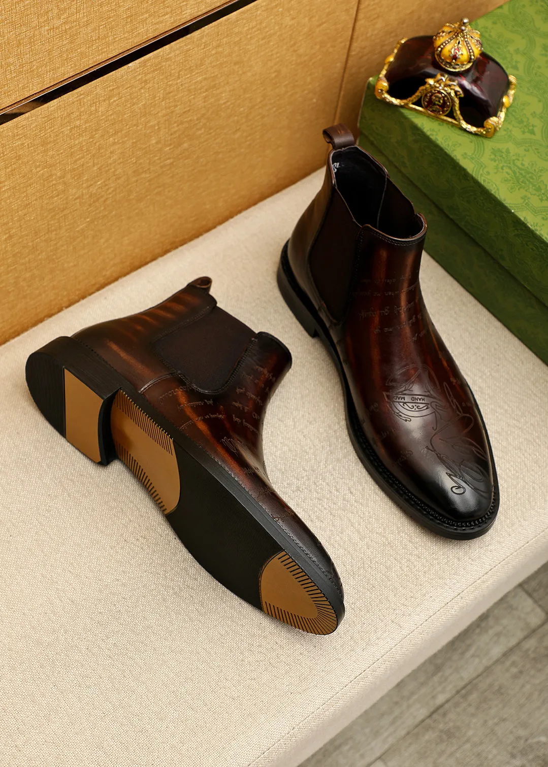 Men's shoes 💰640 💐 Product trademark: GUCCI "Gucci" high-top leather shoes Regular size: 38-44 (37.45.46🉑️Customized) Product materials: Selected imported first-layer calfskin embossed upper + luxury hardware buckle, imported sheep 🐑 leather lining. Strong three-dimensional visual effect, original outsole Color: 3⃣️colors available